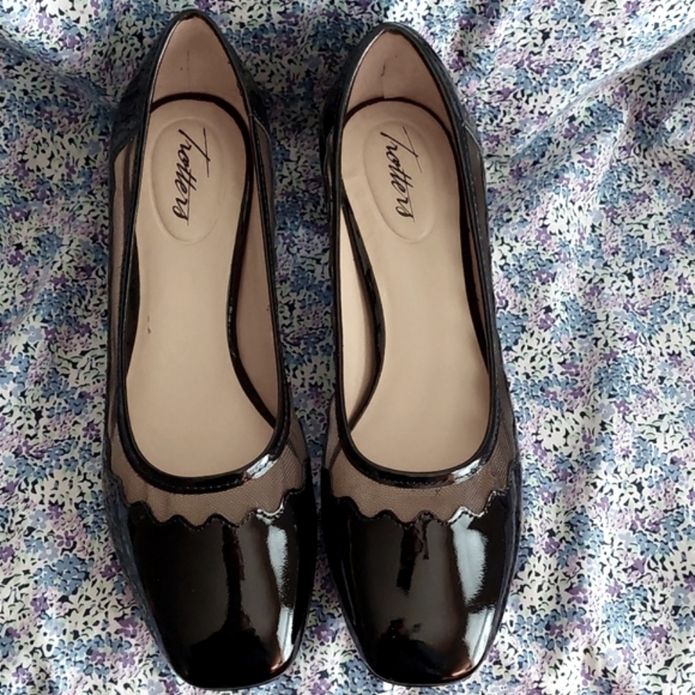 NWOT Trotters black patent leather pumps, size 7